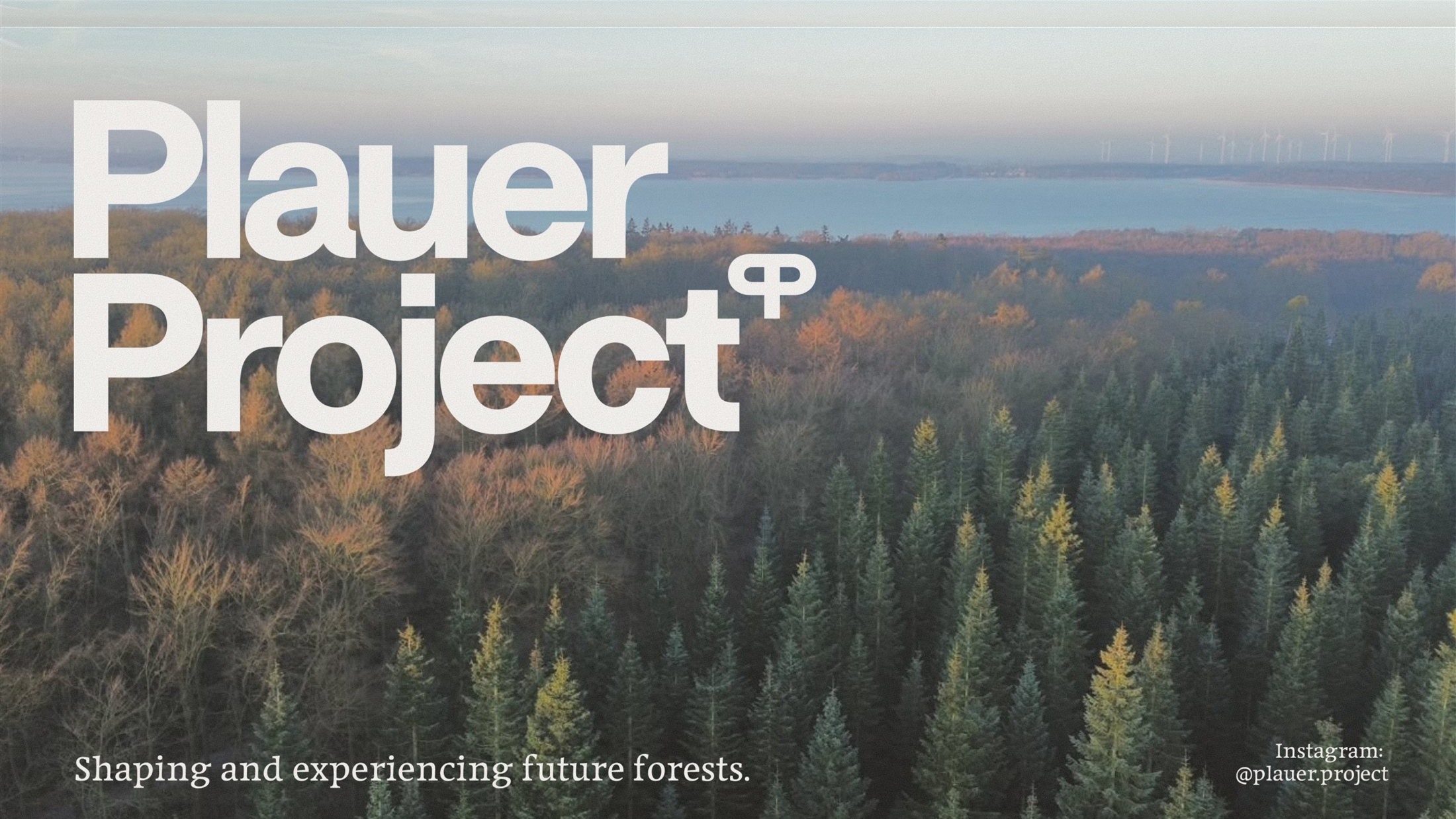 Luftaufnahme von herbstlichem Wald und dem Plauer See, mit dem Schriftzug „Plauer Project“ und der Tagline „Shaping and experiencing future forests.“